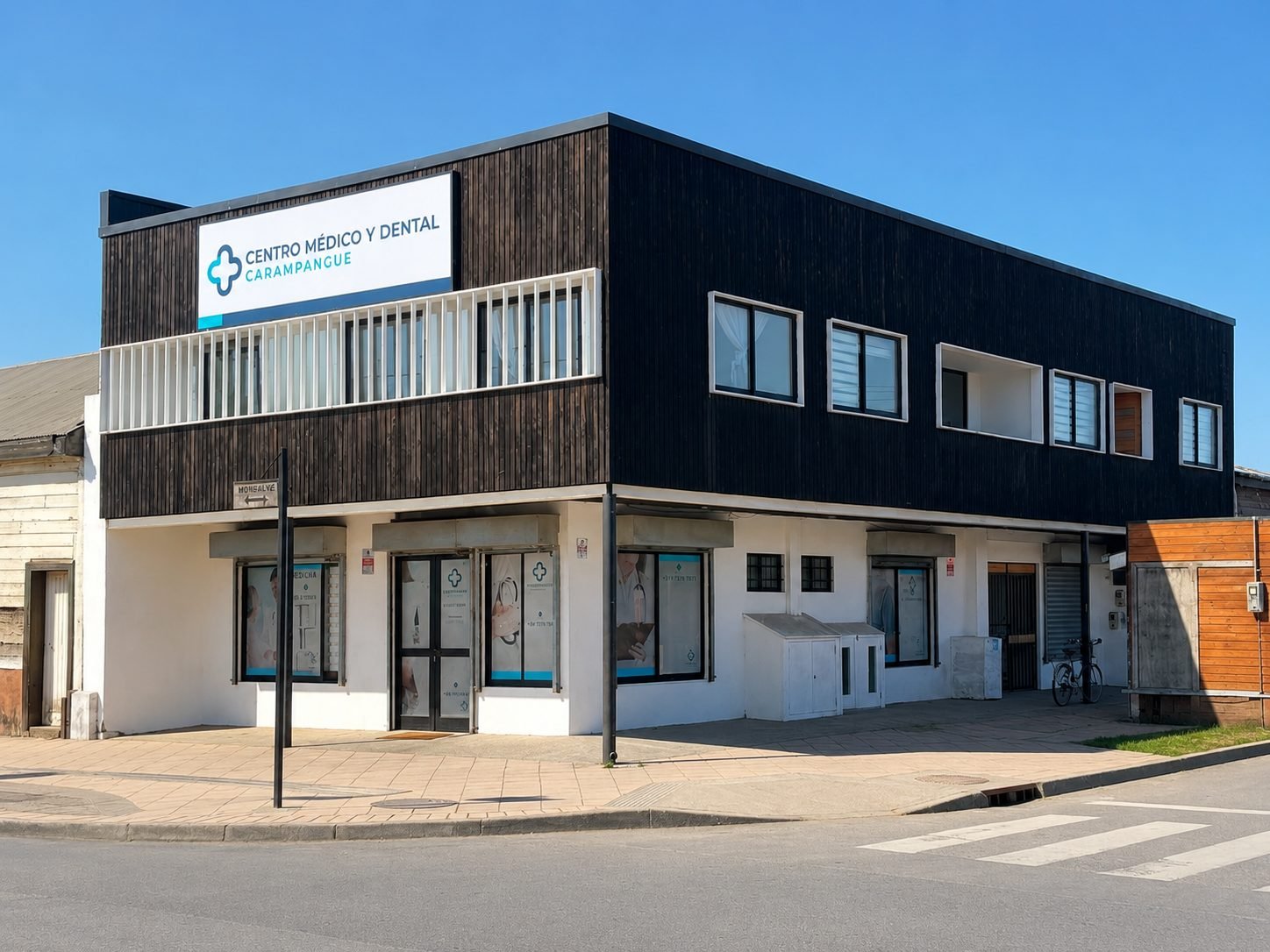 Fachada del Centro Médico y Dental Carampangue con su nuevo letrero, en República 102 esquina Monsalve, Arauco