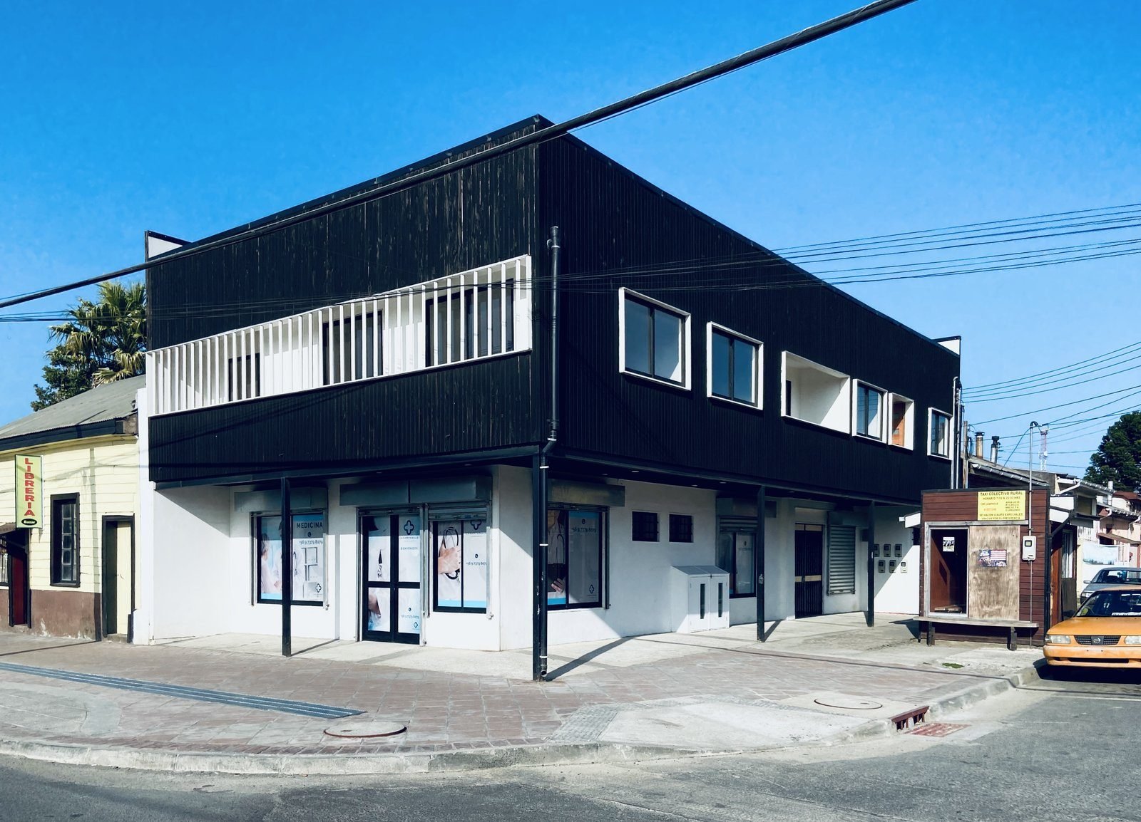 Fachada del Centro Médico Carampangue en República 102, esquina.