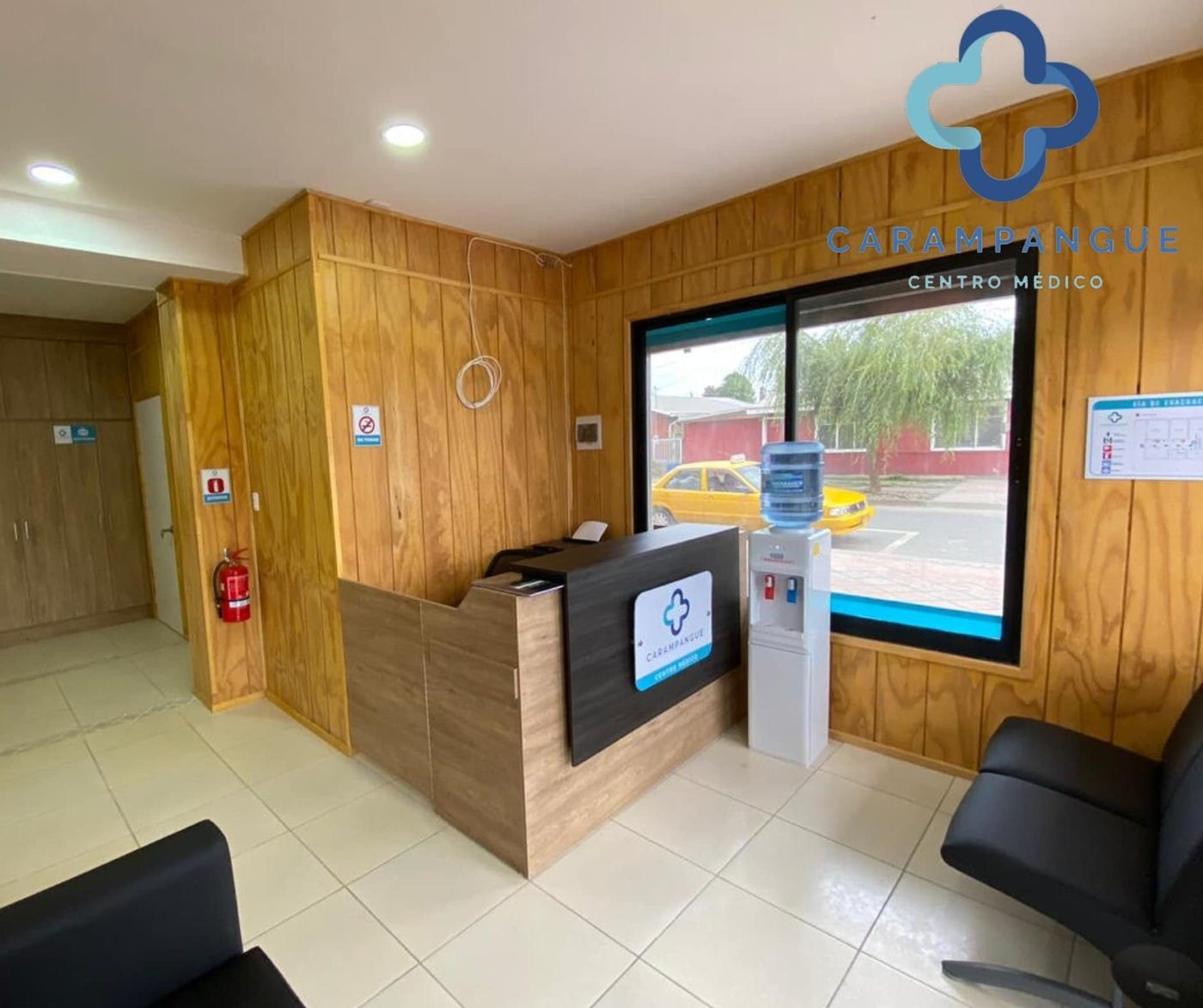 Recepción del Centro Médico Carampangue con mostrador de madera y zona de espera